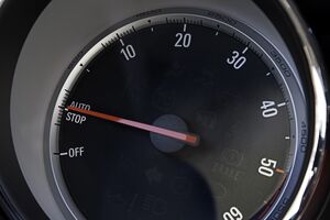 O painel do carro indica que o sistema 'Auto Stop' está ativo