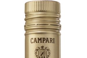 Campari, o clássisco aperitivo italiano desde 1860, lembra ervas amargas, plantas aromáticas e frutas (€19,99)
