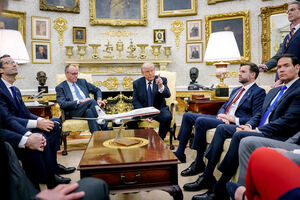 Trump numa reunião com alguns dos seus secretários numa reunião com o presidente da Turquia, Tayyip Erdogan 