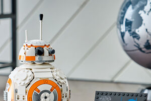 Com 569 peças de Lego, o icónico BB-8 tem cabeça giratória e a escotilha que revela o seu braço maçarico (€89,90)