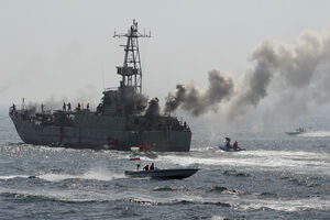 A Guarda Revolucionária em exercícios militares no estratégico Estreito de Ormuz