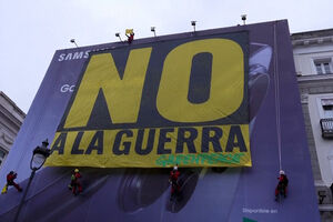 Ativistas da Greenpeace colocam faixa de ‘Não à guerra’ em Madrid 