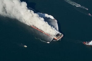 Incêndio em barco no rio Delaware nos EUA mobiliza equipas de emergência