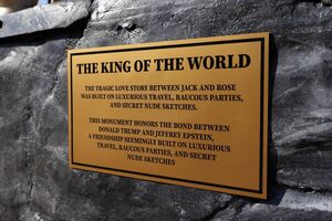 Placa da estátua de Donald Trump e Jeffrey Epstein