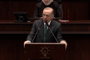 Erdogan alerta que guerra no Irão deve parar antes que “incendeie toda a região”