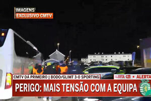 Fúria dos ultras do Sporting junto ao autocarro da equipa leonina: polícia teve de fazer cordão