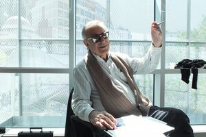 O escritor em 'pose' de diretor