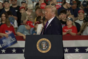 Apoiante de Trump sente-se mal durante evento e é socorrida pelo Dr. Oz