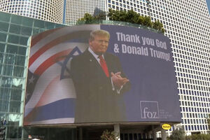 Cartaz gigante de agradecimento a Trump por apoio a Israel colocado em Telavive