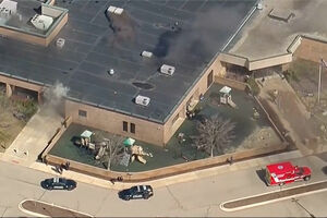 Homem embate com carro em sinagoga no Michigan. Suspeito foi morto a tiro pelas autoridades