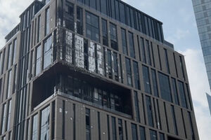 Detritos de drone intercetado provocam incêndio em armazém e danificam prédio no Dubai