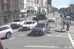 Carro descontrolado embate contra andaimes em movimentada rua de Nova Iorque