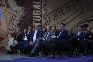 O presidente da Câmara de Ponte de Sor, Rogério Alves (à direita na fila da frente) e o secretário de Estado do Turismo, Comércio e Serviços, Pedro Machado, na cerimónia de apresentação do Bairro Comercial Digital, em Ponte de Sor