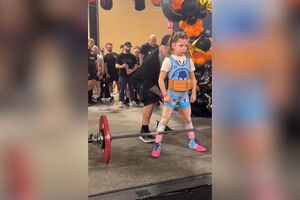 Criança de nove anos mostra-se a levantar 80 quilos e deixa adultos sem palavras  