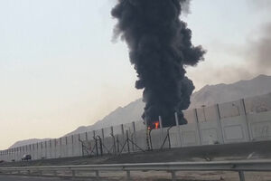 Incêndio deflagra nos Emirados Árabes Unidos após interceção de drone 