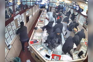 Vídeo mostra assalto a joalharia na Califórnia em que ladrões levaram 1,7 milhões de dólares em joias