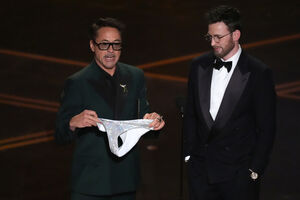 Robert Downey Jr. e Chris Evans entregaram o prémio de Melhor Argumento mas antes fizeram uma brincadeira...