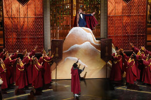 Apresentador Conan O'Brien e Josh Groban atuam durante a cerimónia dos Óscares 