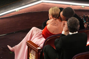 Jessie Buckley venceu o óscar de Melhor Atriz e mostrou-se emocionada