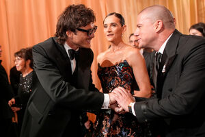 Ator Jacob Elordi, nomeado para Melhor Ator Secundário, cumprimenta Channing Tatum