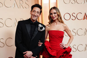 O ator Adrien Brody, que detém dois Óscares de Melhor Ator, e a designer de moda Georgina Chapman à chegada à cerimónia