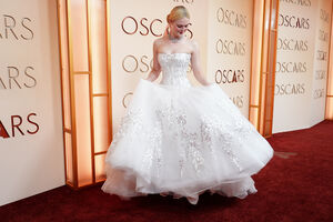 Elle Fanning, atriz de "Sentimental Value", com um vestido da Givenchy