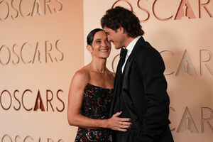 Jacob Elordi desfilou na passadeira vermelha acompanhado pela mãe, Melissa Elordi