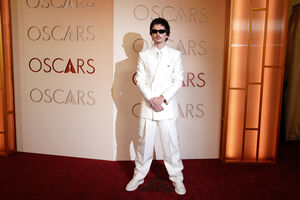 Timothee Chalamet usou um fato branco feito à medida por Sarah Burton na Givenchy