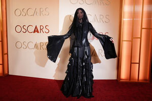 Chloe Zhao, nomeada para Melhor Realizadora, vestiu um vestido e véu pretos desenhados por Gabriela Hearst