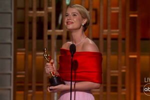 Jessie Buckley dedica Óscar de Melhor Atriz “ao belo caos do coração de uma mãe”