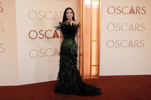 Demi Moore arriscou num vestido Gucci coberto de penas