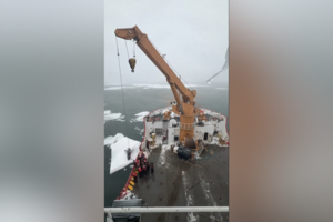 O momento em que guarda costeira dos EUA resgata pessoa presa no gelo no Lago Michigan 