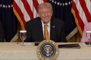 “Numa escala de zero a dez, ele tem sido um oito”: Trump diz ter falado com Macron sobre o Estreito de Ormuz 