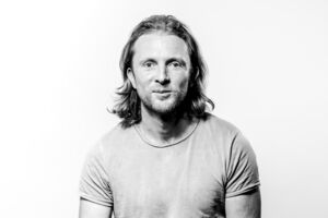 O pediatra australiano tem três filhos e também sente dificuldade em educá-los