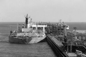 Navio 'World Saga' atracado na ilha Kharg, centro da exportação de petróleo no Irão