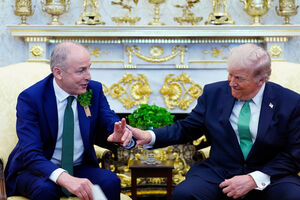 O presidente Donald Trump conversa com o primeiro-ministro irlandês Micheál Martin durante uma reunião no Salão Oval da Casa Branca, no Dia de São Patrício