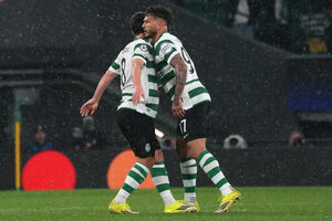 Pedro Gonçalves celebra golo do Sporting com Luis Suárez 