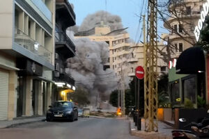 O momento em que prédio no centro de Beirute é atingido por míssil e colapsa