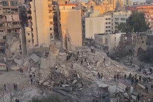 Prédio reduzido a escombros após ataque em Beirute