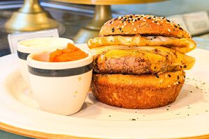 Os hambúrgueres artesanais foram acrescentados à carta da pastelaria Carolina Sales Café