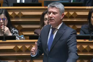 PS critica falta de "coragem" do governo na reforma laboral: "Nunca aceitaremos a precariedade dos mais jovens"