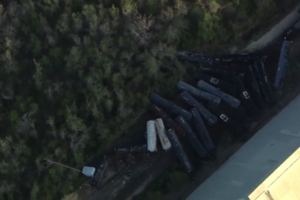 Imagens aéreas mostram descarrilamento de mais de duas dezenas de vagões nos EUA 