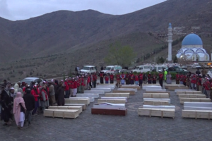 Líderes talibãs realizam funerais de mais de 400 vítimas de ataque aéreo no Afeganistão 
