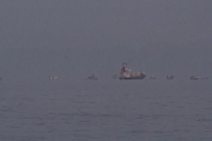 Centenas de navios aguardam passagem no Estreito de Ormuz. Quem bloqueia o tráfego e quem consegue passar?