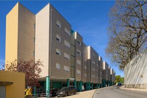 Prédios de apartamentos modernos com estacionamento