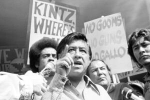 César Chávez discursa durante uma manifestação