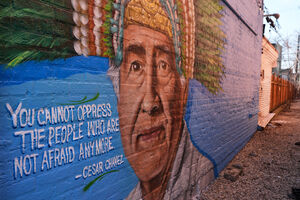 Um mural em homenagem a César Chávez em Chicago