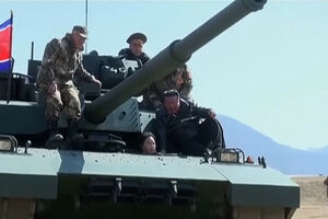 Kim Jong-un e filha em tanque de guerra da Coreia do Norte