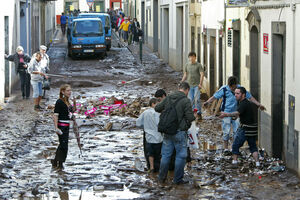 Populares e bombeiros limpam as ruas inundadas devido ao mau tempo que ocorreu na Madeira