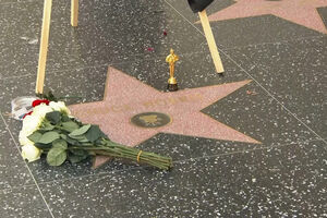 Hollywood cobre de flores estrela de Chuck Norris